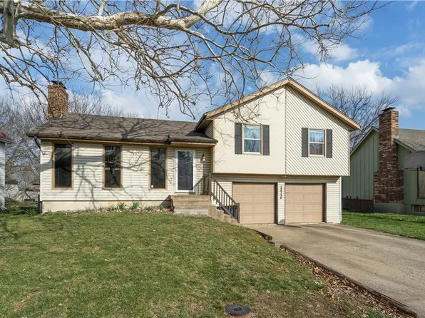 12326 S Locust Cir, Olathe, KS 66062