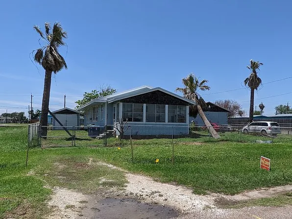 915 S Live Oak St, Rockport, TX 78382