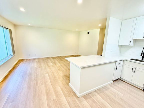 3rd image of 470 Warren Dr APT 304