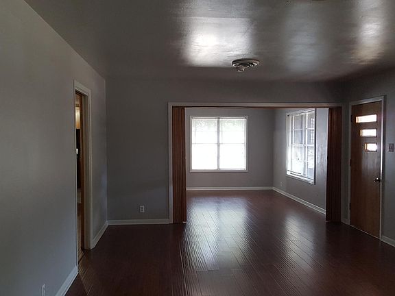 5th image of 212 W Live Oak St