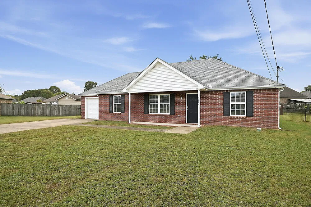 3 bed, 2.0 bath, 1260 sqft, $1,995 — Photo 3