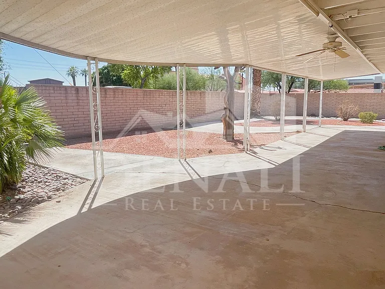 2401 E Meadowbrook Ave — Photo 31