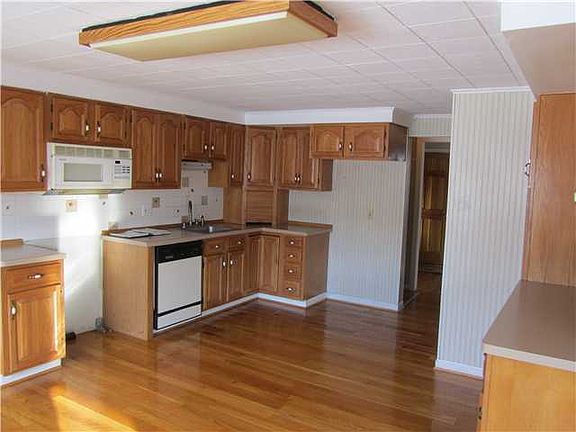 5th image of 42 Rosemary Ave