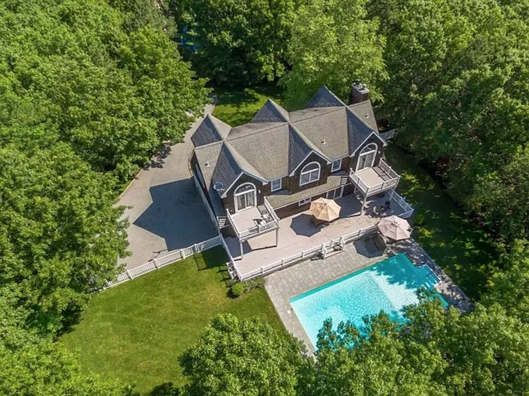 16 Bennett Dr — Photo 1
