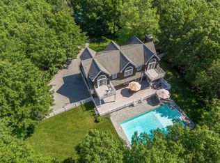 16 Bennett Dr, East Quogue, NY 11942