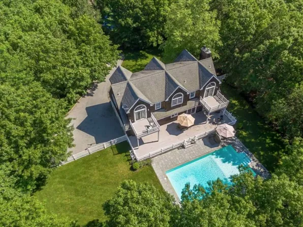 16 Bennett Dr, East Quogue, NY 11942