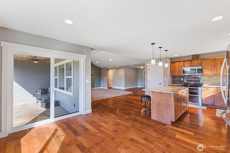5th image of 803 Mapleridge Drive