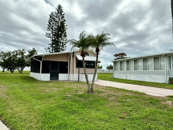 207 Crown Point Dr, Nokomis, FL 34275