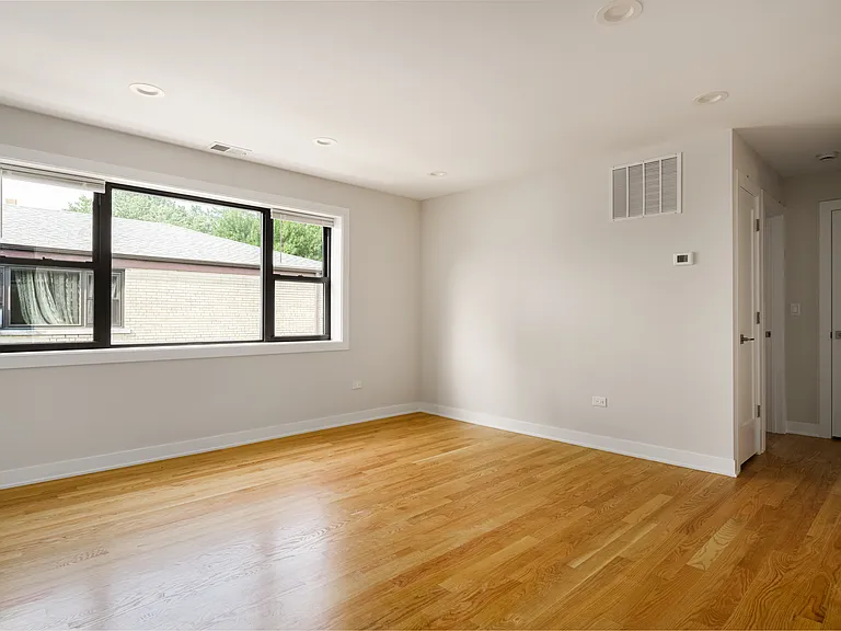 5053 N Troy St #1 — Photo 3