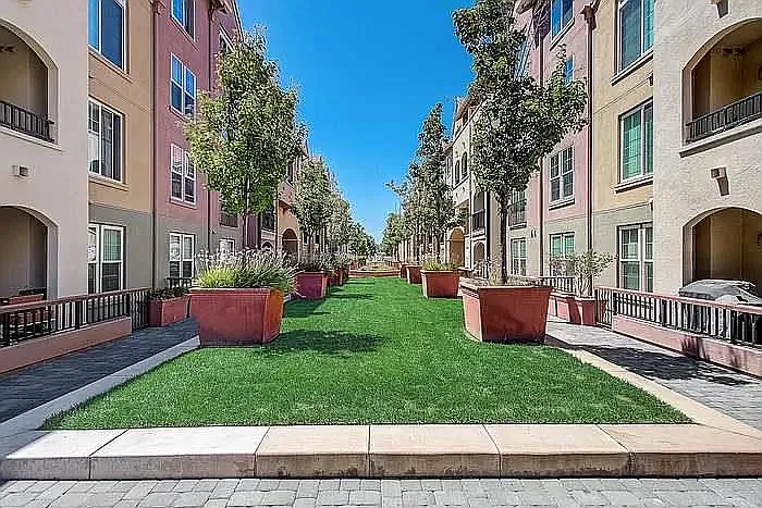 1 bed, 914 sqft, $2,795 — Photo 2