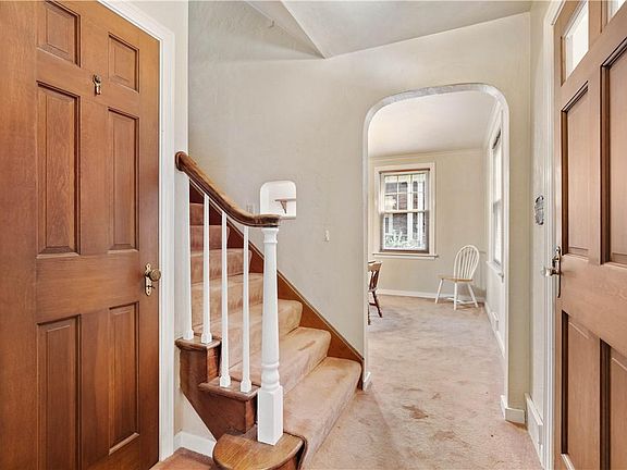 4th image of 204 Hoffman St