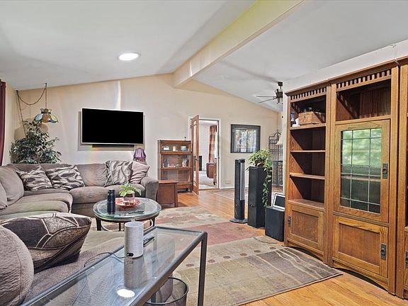 4th image of 2550 Wilmette Ave