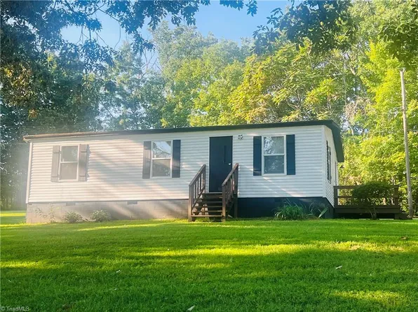 134 Stout Ln, Pilot Mountain, NC 27041
