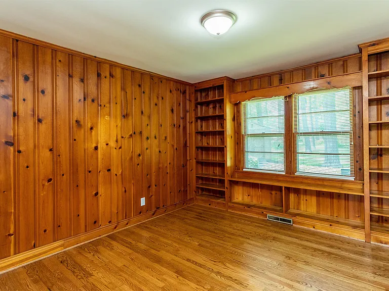300 Tyson Ave — Photo 18