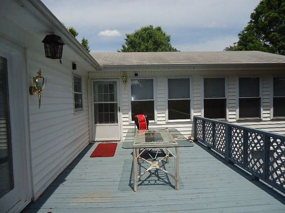 Spacious deck off litchen