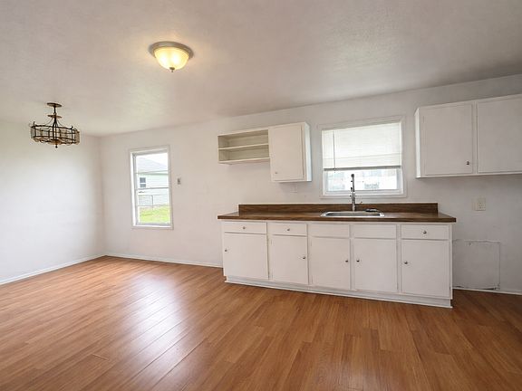 4th image of 411 Pinewood Ave