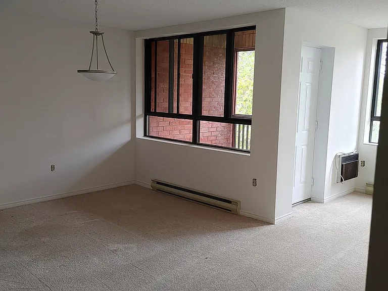 1371 Commissioners Rd W — Photo 2