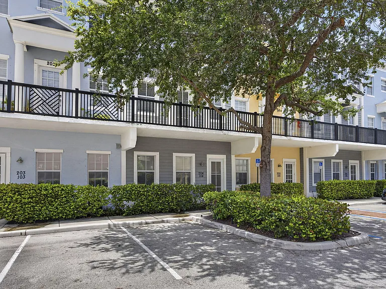 425 Greenwich Cir #204 — Photo 1
