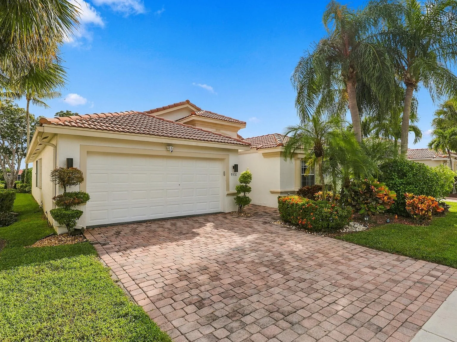 3 bed, 2.0 bath, 1683 sqft, $3,200 — Photo 3