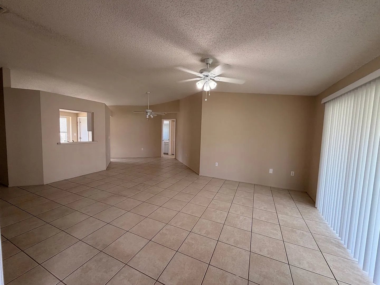 Centrally located 3/2 with 2 car garage — Photo 2