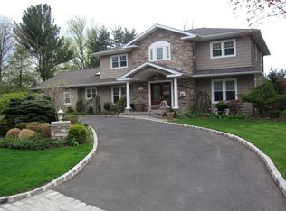 105 Heather Dr, Roslyn, NY 11576