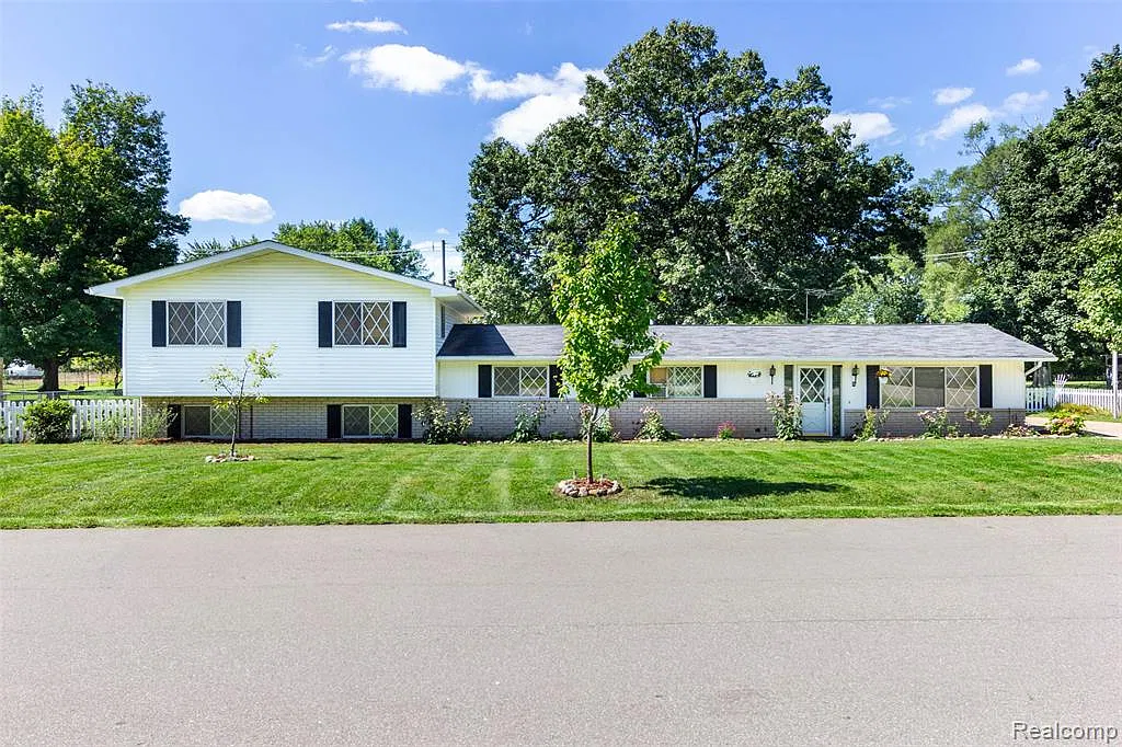 5 bed, 3257 sqft, $2,900 — Photo 1