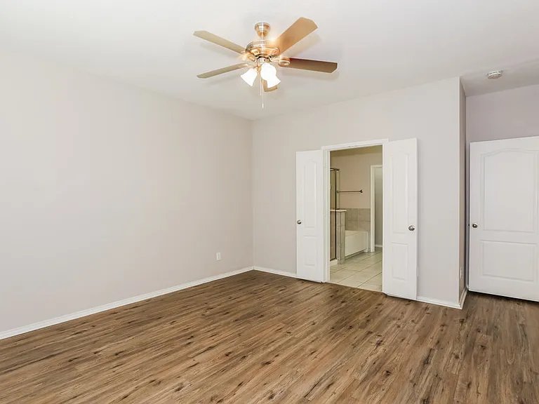 204 Bay St — Photo 10