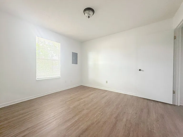 1911 N Dixie Ave — Photo 13