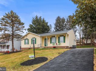 8 Magnolia Ln, Hanover, PA 17331