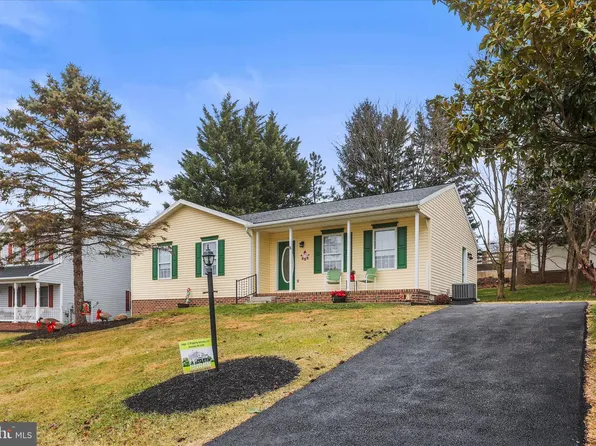 8 Magnolia Ln, Hanover, PA 17331