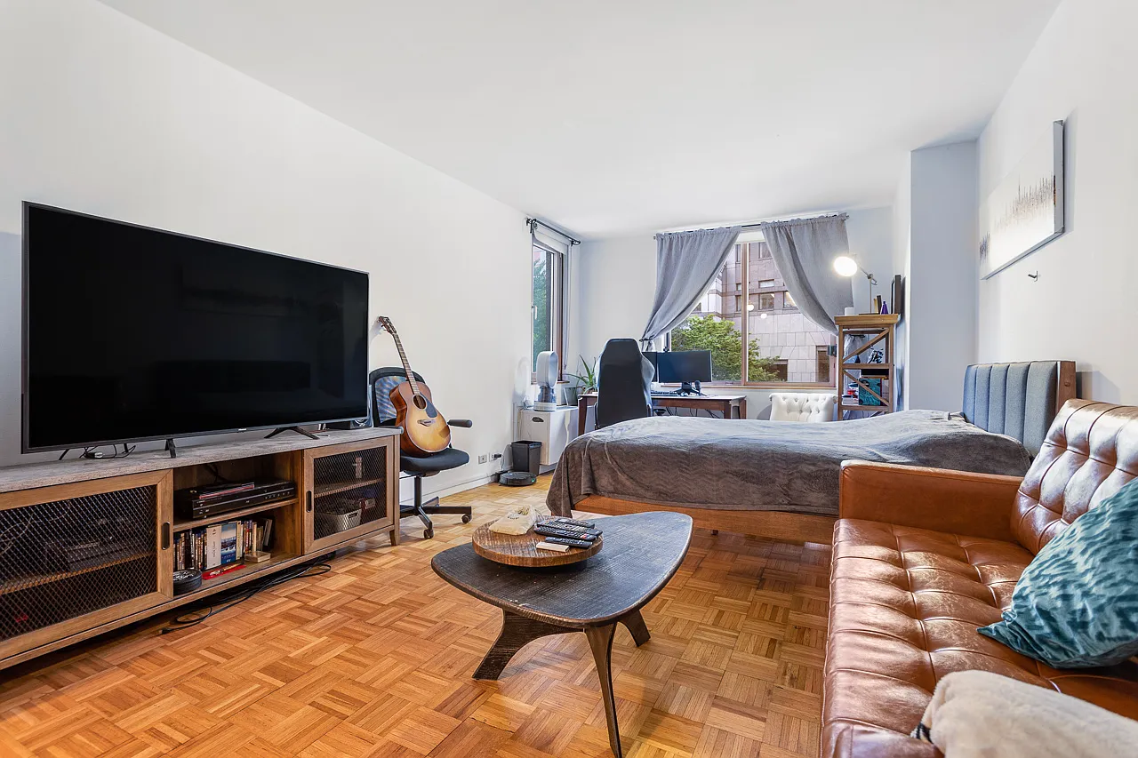 350 West 50th Street — Photo 1