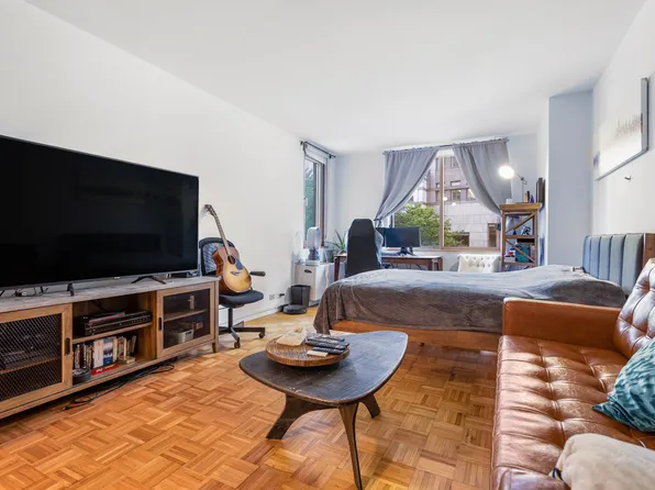 350 West 50th Street image 1 of 15