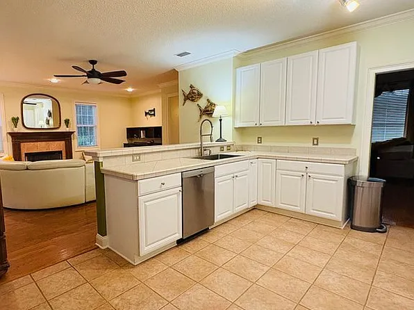 237 W Commons Dr, Saint Simons Island, GA 31522
