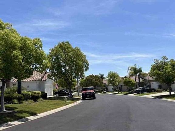 Exterior Neighborhood (street photo)