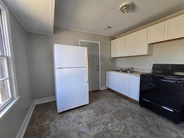 1520 Koger St — Photo 5
