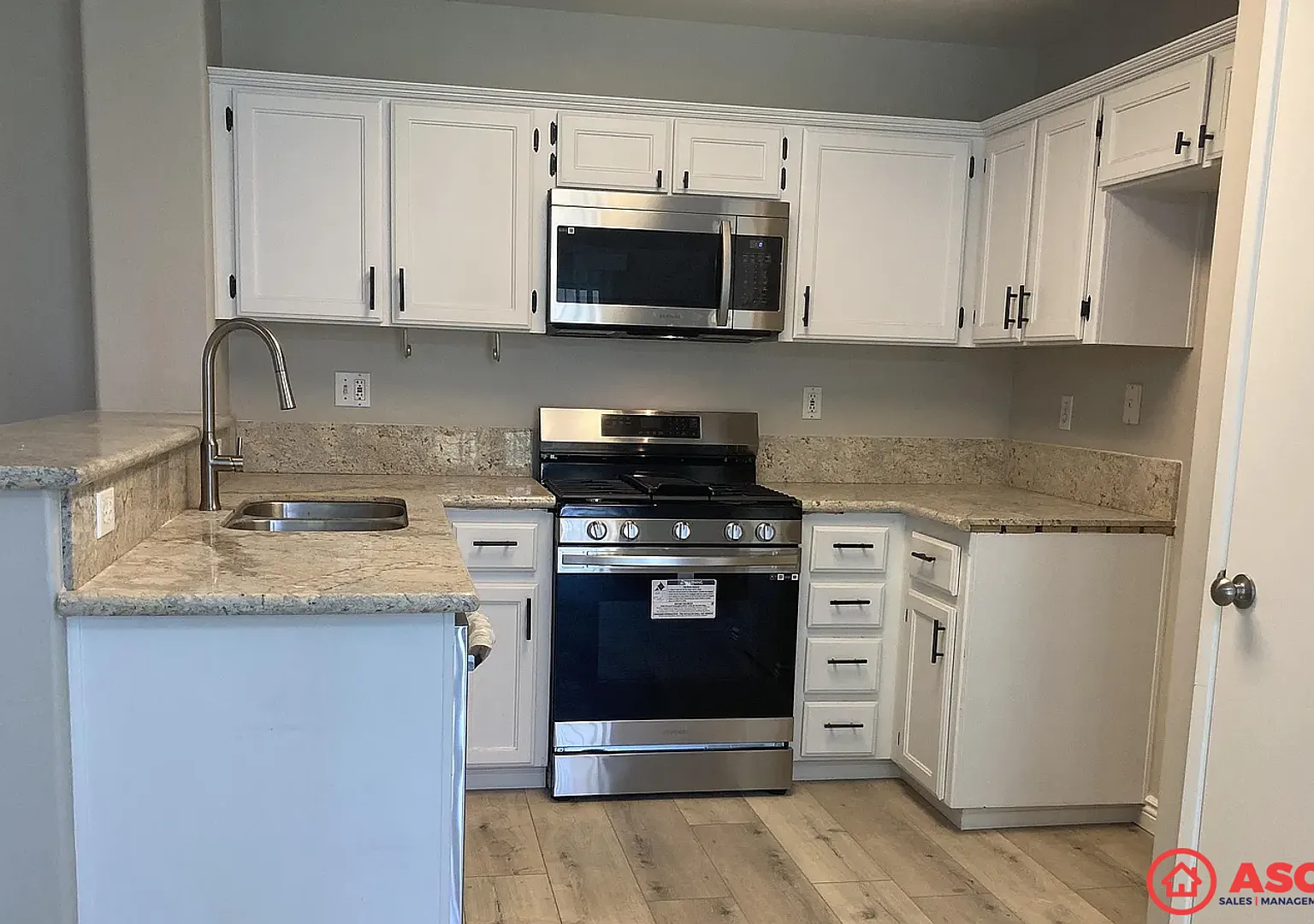 Charming 3-Bed, 2-Bath Home 1,162 Sq Ft with Included Stove — Photo 3