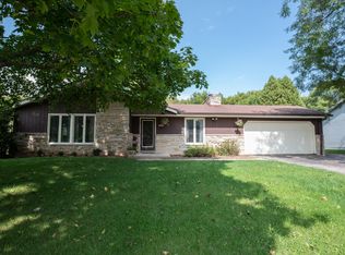 900 W Glen River Rd, Glendale, WI 53217