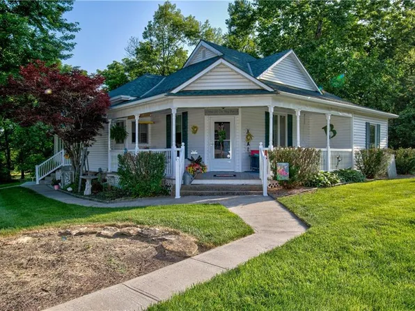 307 SW 15th St, Oak Grove, MO 64075