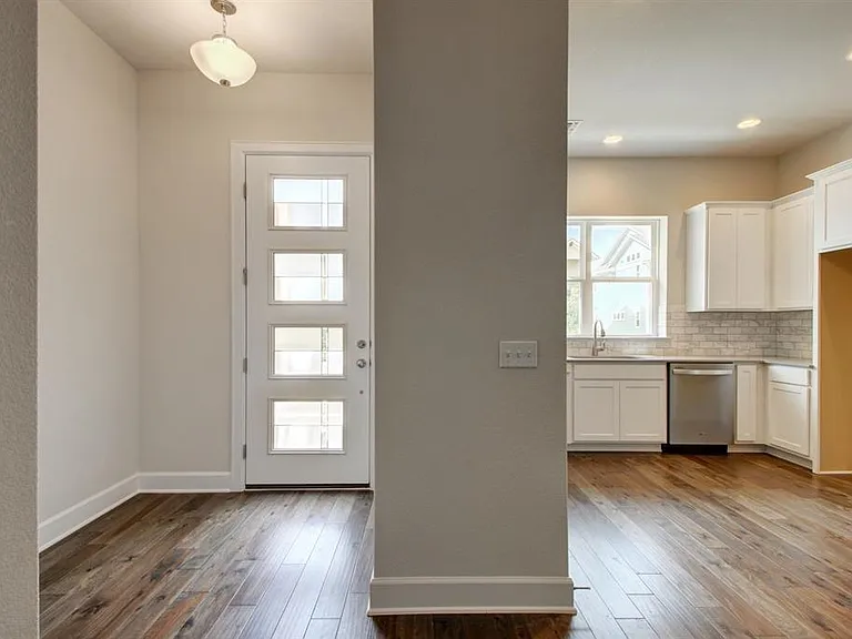 2910 Zach Scott St — Photo 9