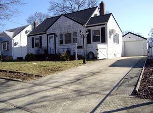 314 Pleasantview Ct, Copiague, NY 11726