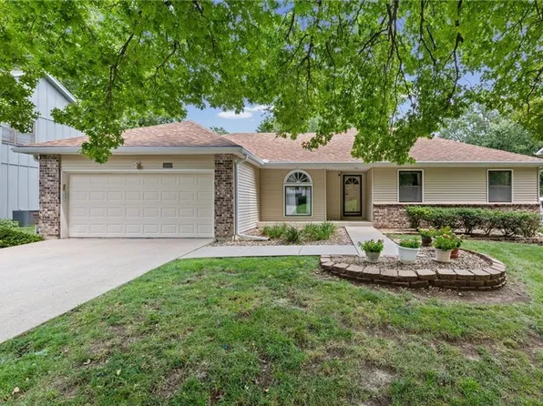 8639 Greenway Ln, Lenexa, KS 66215