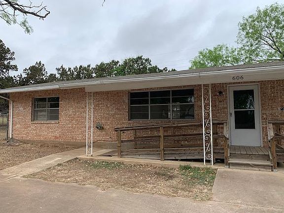 3rd image of 606 Pine Ln