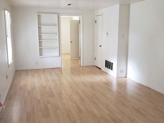 5th image of 221 Emelyn St #1/2