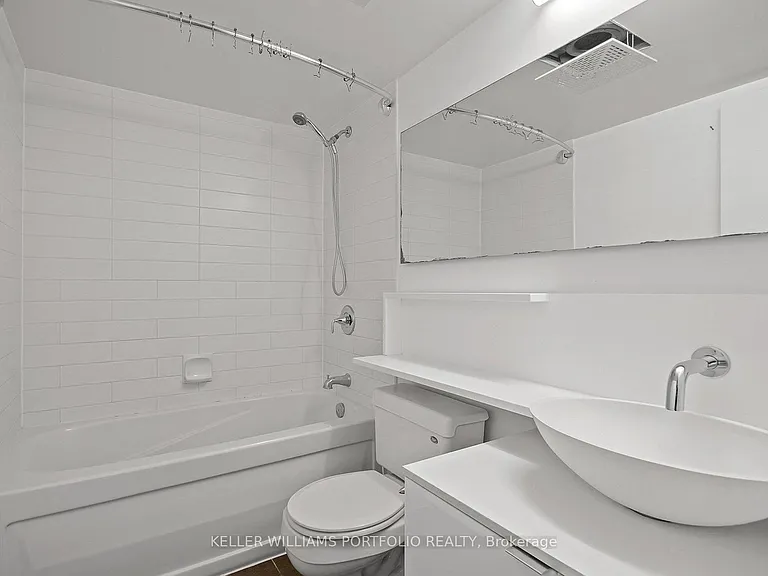 15 Fort York Blvd W #3907 — Photo 44