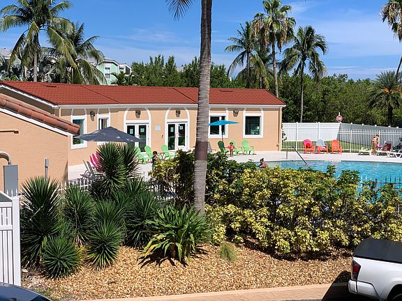 3rd image of 3930 S Roosevelt Blvd #S304