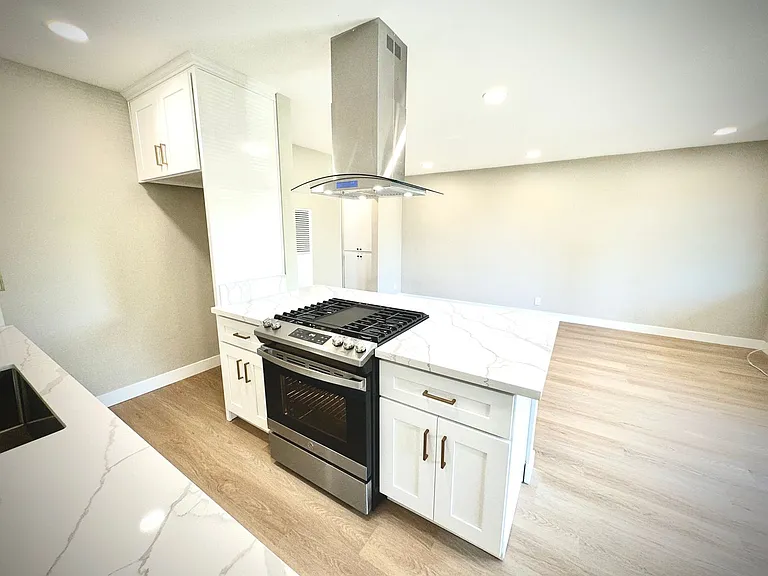 321 N Macneil St — Photo 5