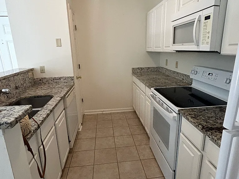 1600 Long Grove Dr #422 — Photo 5