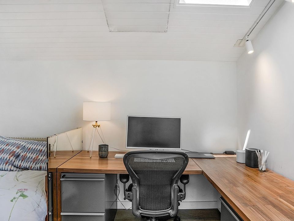 Second Bedroom and office space. Perfect for working from home.