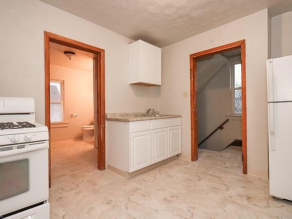 3rd image of 1637 Lakewood Ave