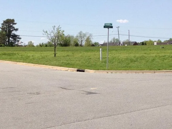 8 Gregory Dr, Roanoke Rapids, NC 27870